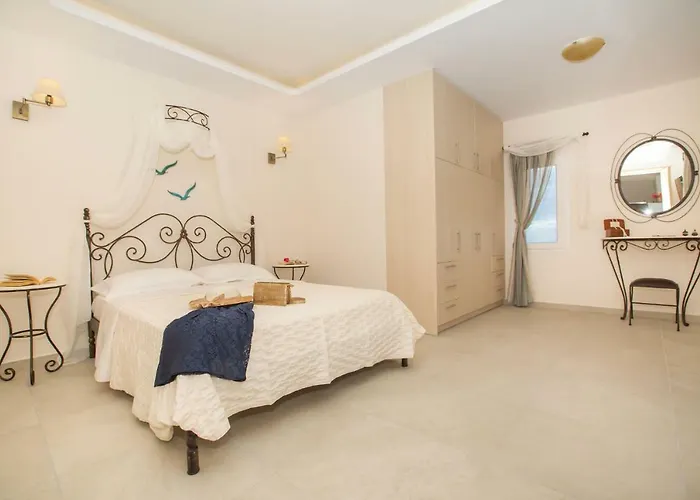 Pithos Apartments